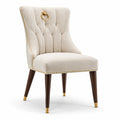 Chaise en velours beige avec pieds en bois et détails en métal doré