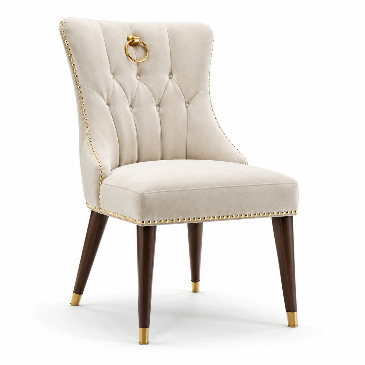 Chaise en velours beige avec pieds en bois et détails en métal doré